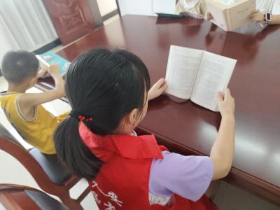 杨林湖村：书香伴暑假 阅读润童心