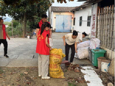 横溪河村：美化环境，我们在行动