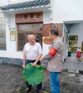 【反面曝光】随意采摘破坏景区环境 游客不文明行为不可取