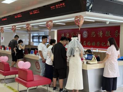 宜昌枝江：七夕佳节结连理 婚姻登记处迎“甜蜜高峰”