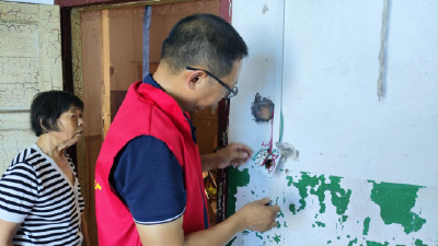 社区志愿者贴心服务独居老人 小小灯泡点亮温暖