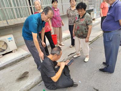 老人路边晕倒 网格员紧急救助化险为夷