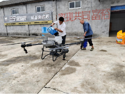 蔡家嘴村：科技赋能现代农业 无人机飞防助农增收