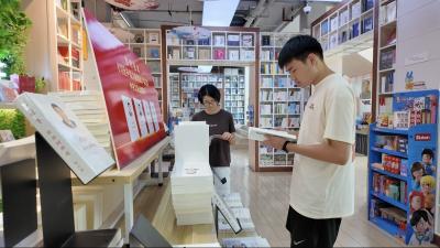 《习近平谈治国理政》第五卷在枝江新华书店上架 干部群众踊跃学习