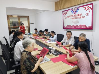 剪刻传趣！丹阳社区580志愿服务队带老人玩转红纸手艺​