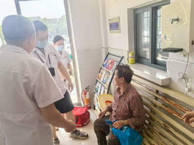 暖心！独居老人摔倒遇险，村干部联动及时送医显担当