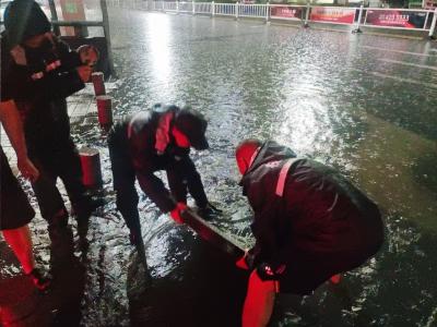 枝江城管：雨夜坚守，全力筑牢城区防汛 安全屏障