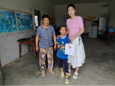蔡家嘴村：“爱心妈妈”送慰问物资，用行动点亮乡村温暖