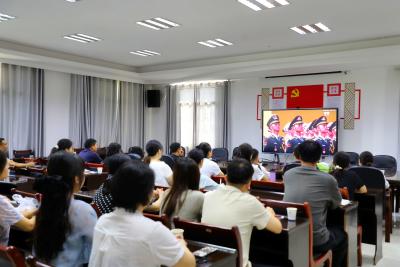 董市镇：共观阅兵盛况 激扬爱国热情