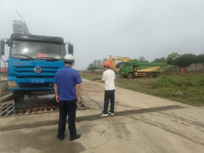 枝江城管：严抓“泥头车” 守护道路“洁净美”