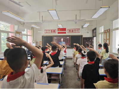 公园路小学全体师生观看纪念中国人民抗日战争暨世界反法西斯战争胜利80周年大会