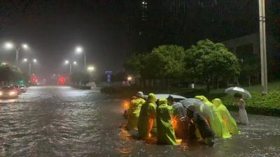 暴雨夜突袭枝江 住建人上演暖心救援