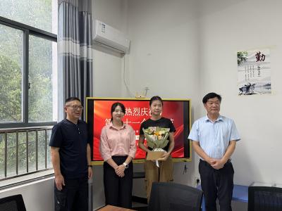 问安镇开展教师节慰问活动