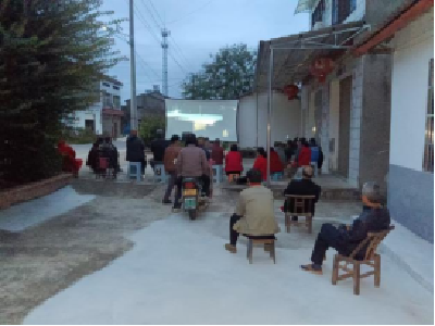 七里冲村：红色电影下乡暖人心 文化惠民点亮乡村夜