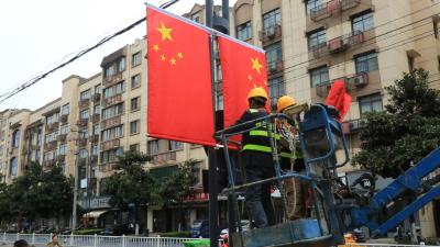 枝江满城“中国红”迎国庆 爱国情怀随国旗飘扬