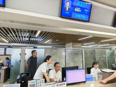 市住建局开展局长“坐窗口、走流程、优服务”活动