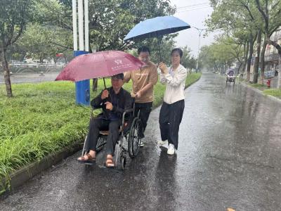 雨中“护行”显担当 —— 五柳树社区网格员冒雨帮助行动不便老人