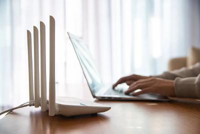 路由器到底怎么摆，网速才更快？很多人都摆错了 