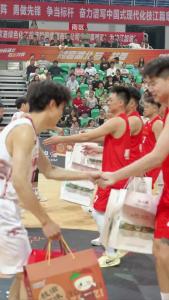 2025湖北省全国百强县篮球联赛，枝江为汉川球员准备了礼物，快来看看都是什么吧～