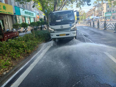 “洒水车+人工”冲洗为城市“焕新颜”