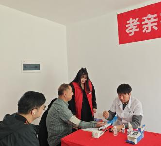 情暖重阳送健康 义诊服务进小区