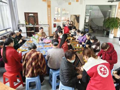 熊家窑社区：巧手生花 “柿”情画意暖重阳