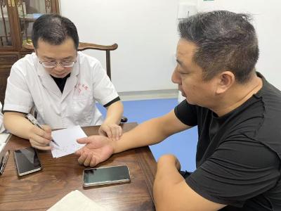 沪上医生周扬教授到顾家店镇义诊 半日接诊39人惠泽乡邻