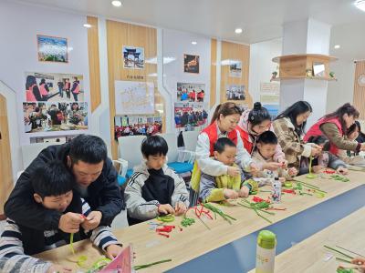 重阳扭趣传童趣 贺卡创意伴成长