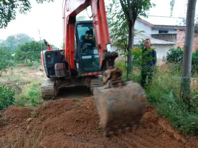 马蹄垱村全力推进道路硬化工程
