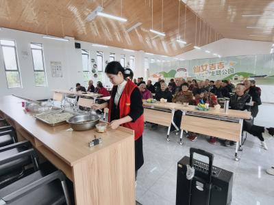 向巷村：情暖重阳 乐享温情