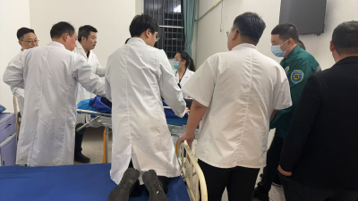 董市镇多方联动 雨夜救援重症患者