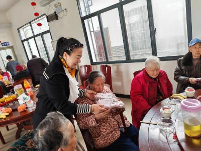 重阳敬老暖人心 集体生日传温情