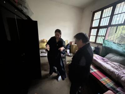 同济垸村：独居老人意外摔倒 邻里援手暖人心