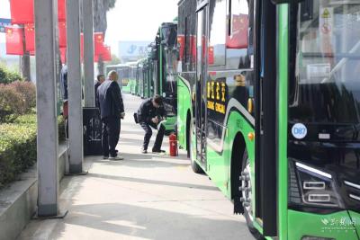 【荆楚网】宜昌车管所服务上门为枝江10辆新能源公交车上牌