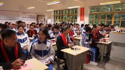 枝江一中校友重返校园 青春记忆温暖回归