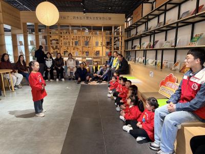 重阳游园添暖意：七口堰社区童心助残传温情