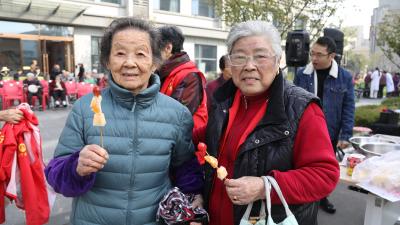 重阳温情暖夕阳 润宁游园笑语长