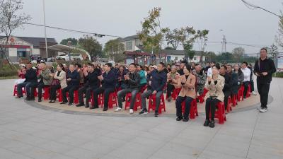 村企携手 情暖石岭村高龄老人