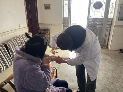 问安镇卫生院医生上门采血 暖心服务获好评