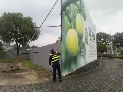 枝江城管：大风预警来袭 筑牢防风安全屏障