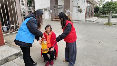 紫荆岭社区开展困难老人入户慰问活动