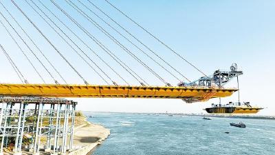 【湖北日报】枝江长江大桥开吊钢箱梁