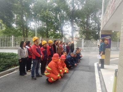 消防演练“零距离”   居民学技“保平安”