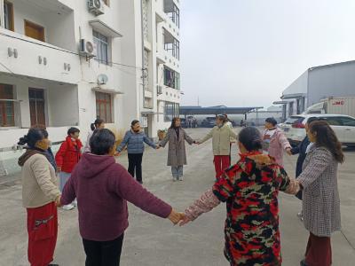 七星台社区举办“青蛙跳水”趣味游戏 欢声笑语拉近邻里情