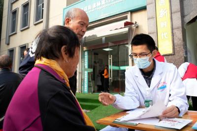 暖心义诊进社区  健康服务“零距离”