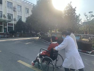 董市镇卫生院上演“轮椅上的守护”