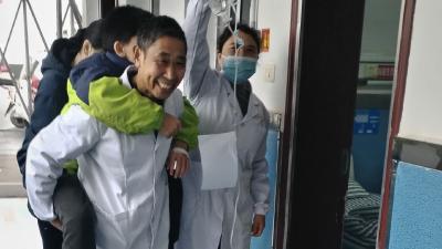 跨越职业边界的守护：用脊背撑起的“移动担架”