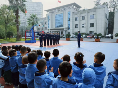 仙女镇中心幼儿园：探秘消防队 安全伴成长！