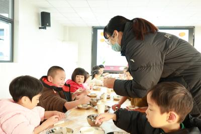 枝江市团结路幼儿园开展“煮饺迎冬至 敬老送温情”活动