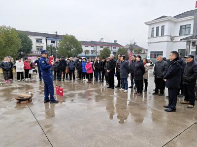 枝江：消防宣传进社区 筑牢冬季防火线